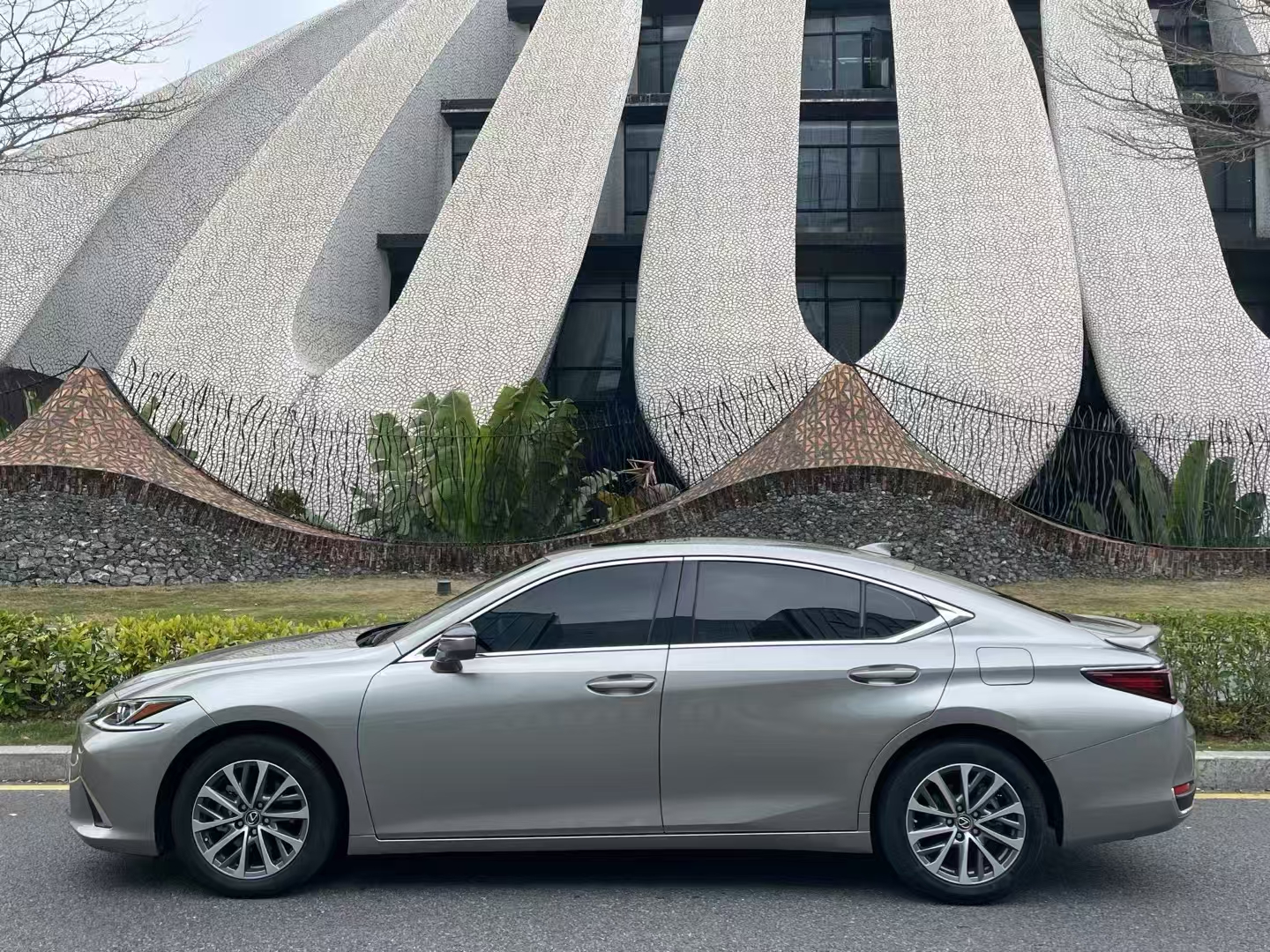 雷克萨斯ES 2022款 300h 卓越版