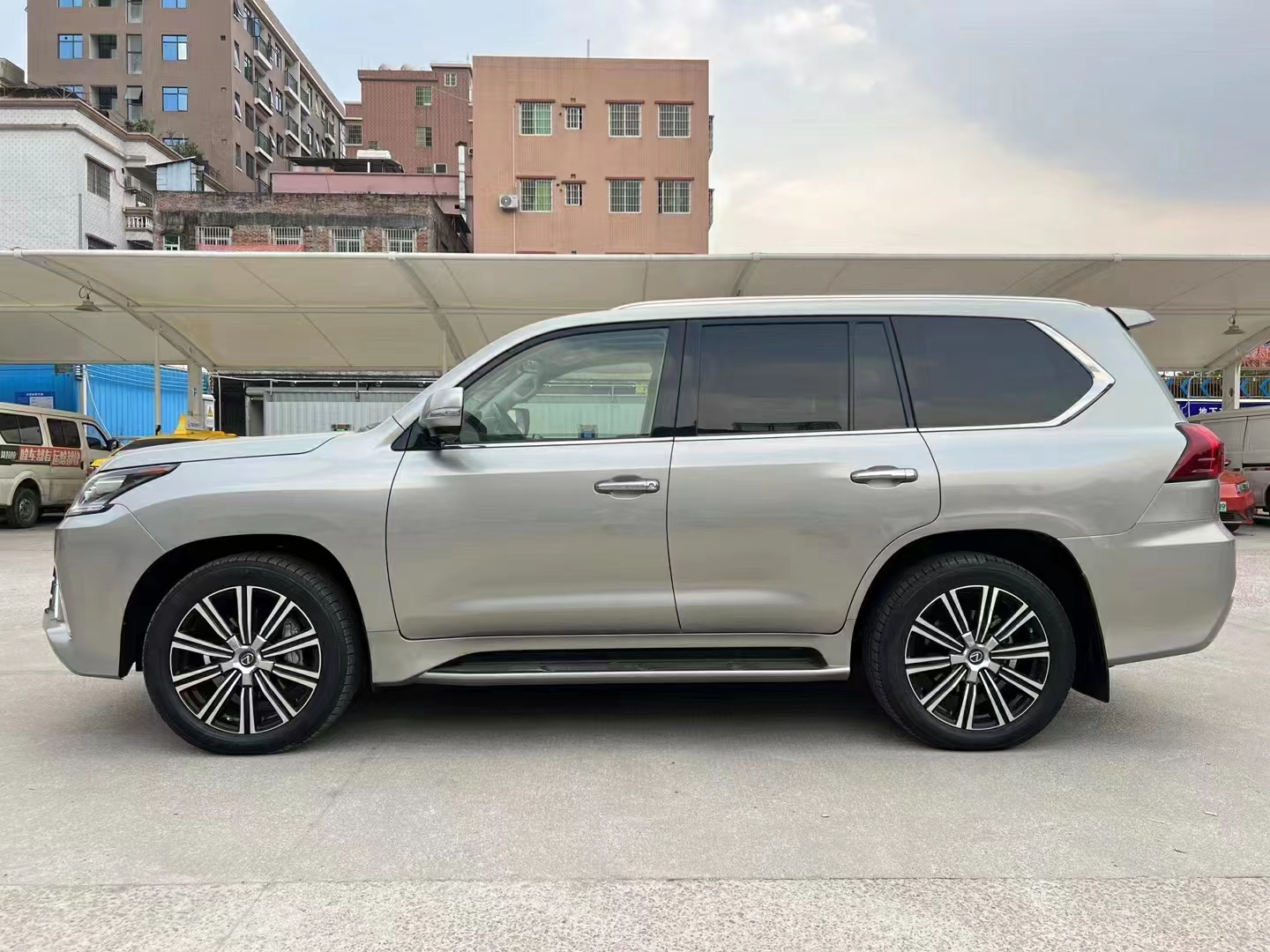 雷克萨斯LX 2019款 570 动感豪华版